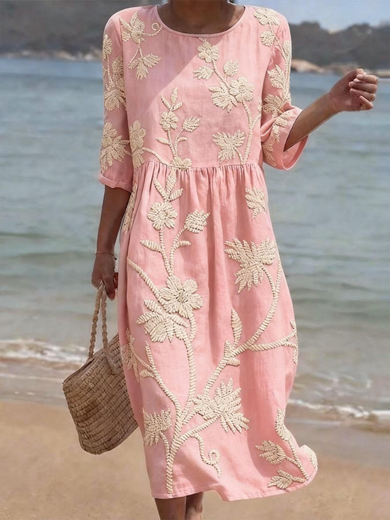 Vrouwelijke casual jurk met bloemenprint.