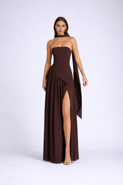 Vestido Largo Elegante con Escote Strapless y Abertura Lateral