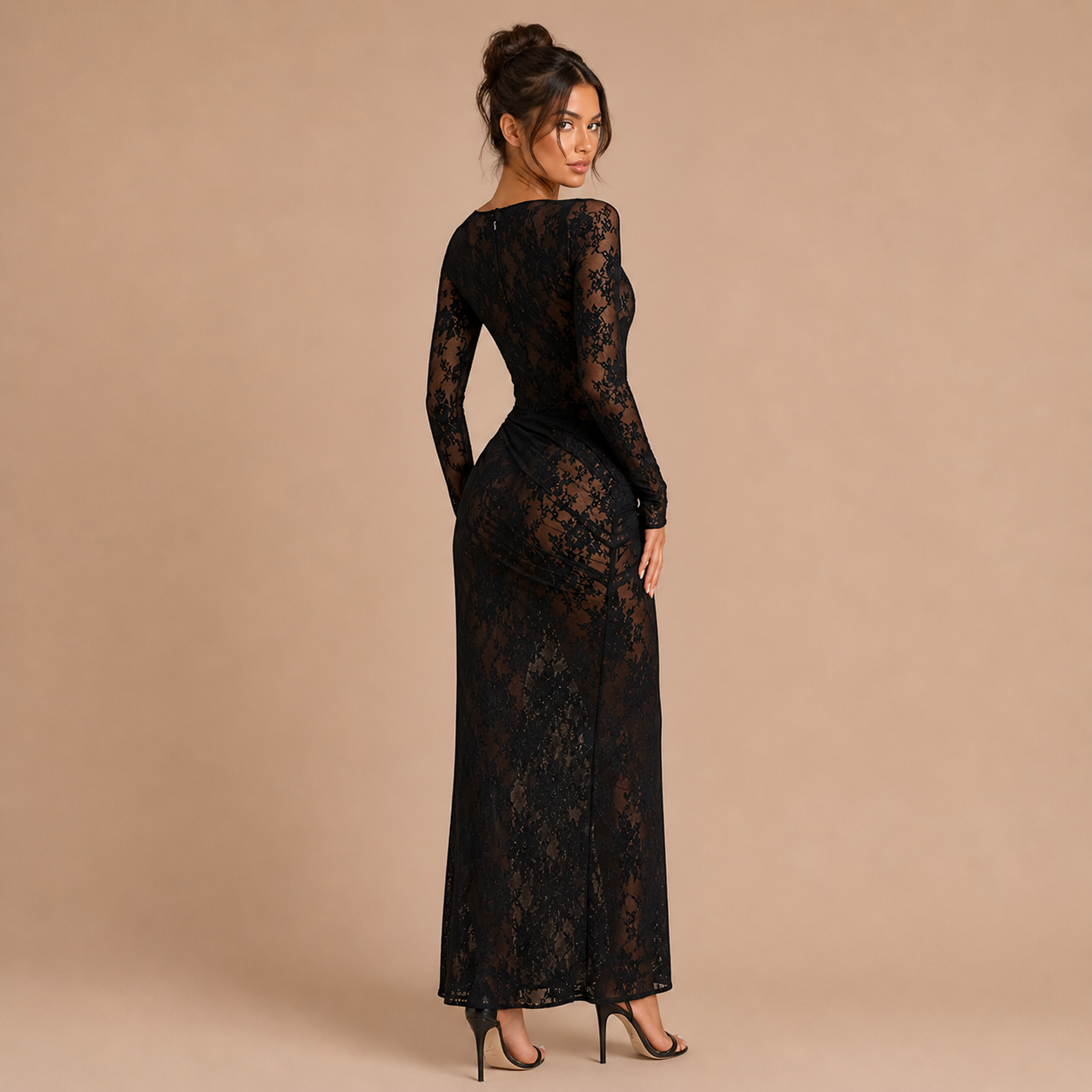 Selene – vestido de encaje con transparencias y abertura