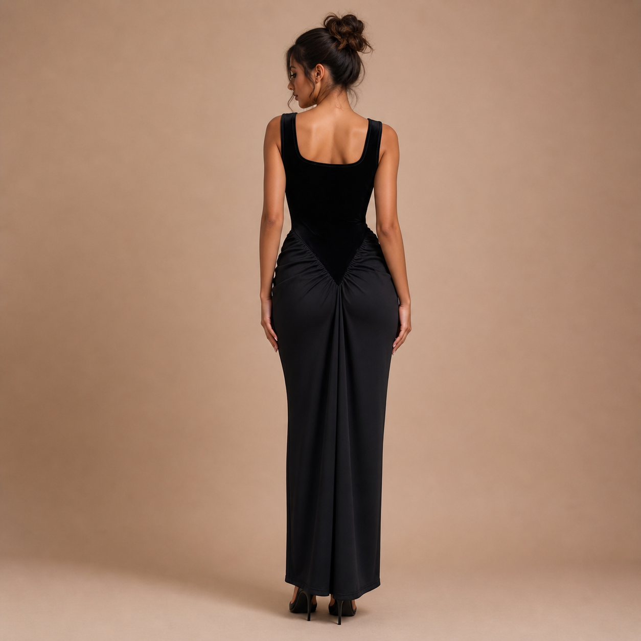 Gabriella – vestido largo negro con detalle estructurado