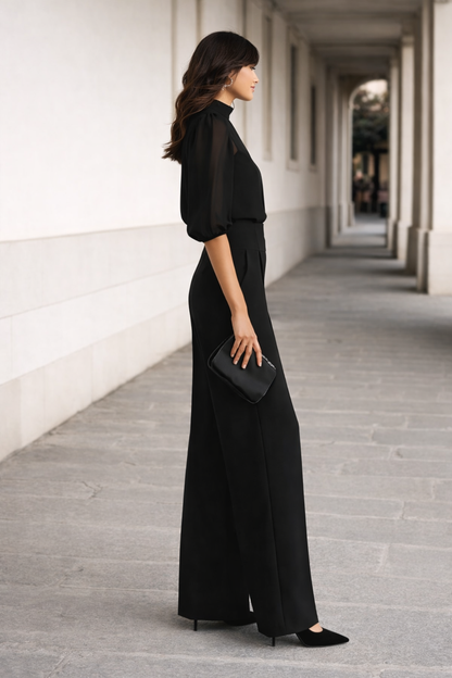 Conjunto de Tres Piezas Compuesto por una Camisola Transparente y Pantalones de Pierna Ancha.