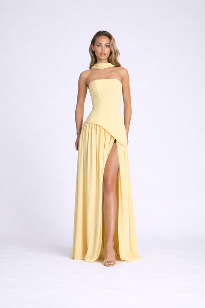 Vestido Largo Elegante con Escote Strapless y Abertura Lateral