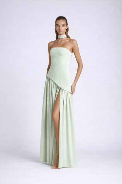 Vestido Largo Elegante con Escote Strapless y Abertura Lateral