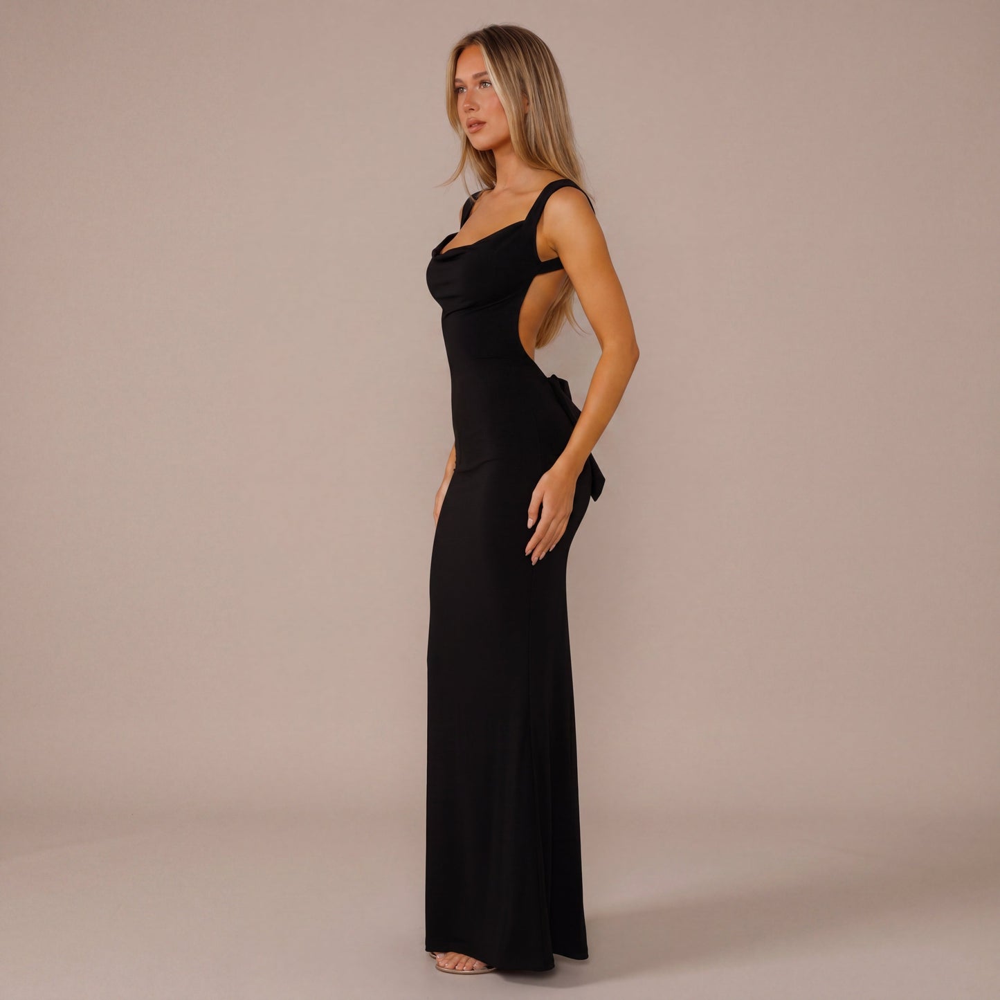 Noelia – vestido largo sofisticado con diseño minimalista
