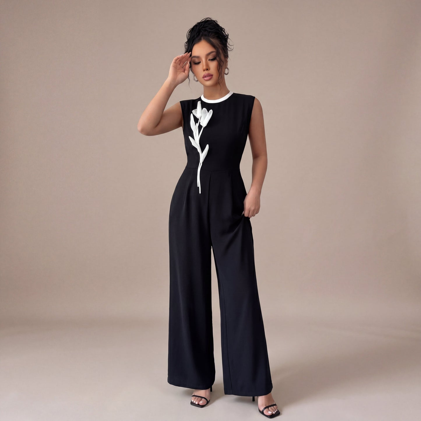 Iria – mono negro con detalle floral en contraste