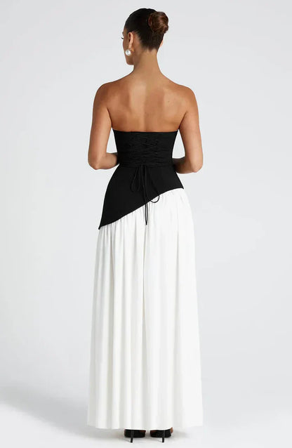 Vestido Largo Elegante con Escote Strapless y Abertura Lateral