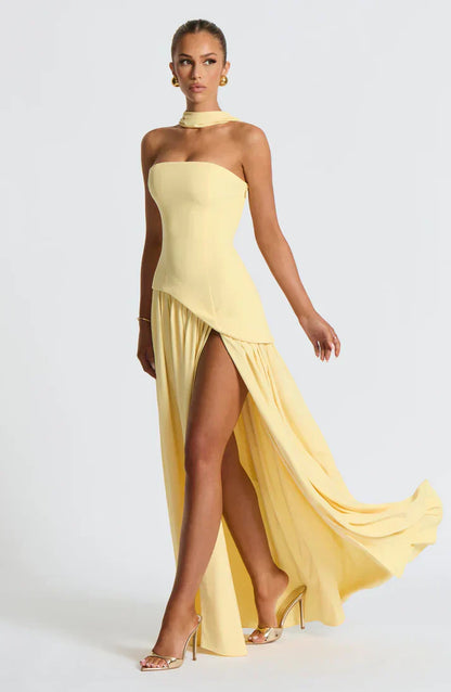 Vestido Largo Elegante con Escote Strapless y Abertura Lateral