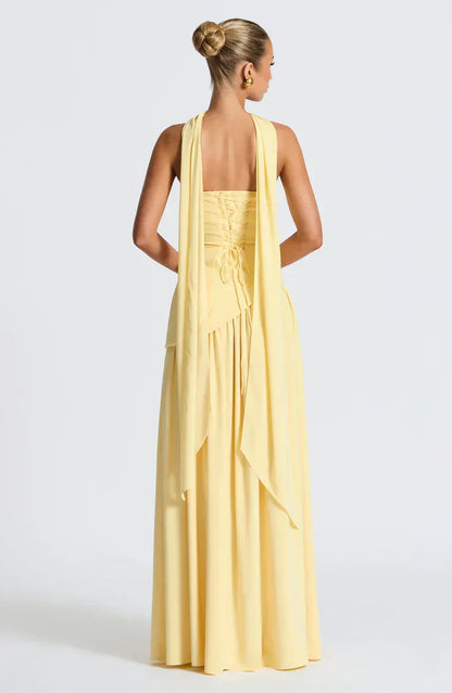 Vestido Largo Elegante con Escote Strapless y Abertura Lateral
