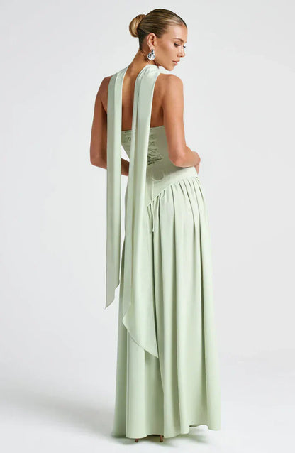 Vestido Largo Elegante con Escote Strapless y Abertura Lateral