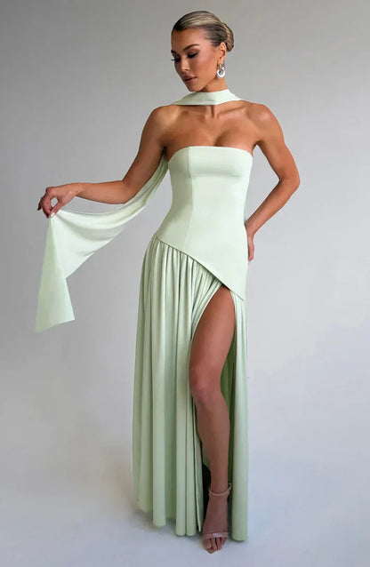 Vestido Largo Elegante con Escote Strapless y Abertura Lateral