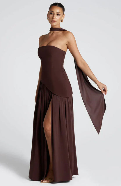 Vestido Largo Elegante con Escote Strapless y Abertura Lateral
