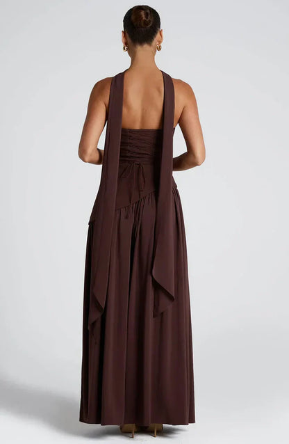 Vestido Largo Elegante con Escote Strapless y Abertura Lateral